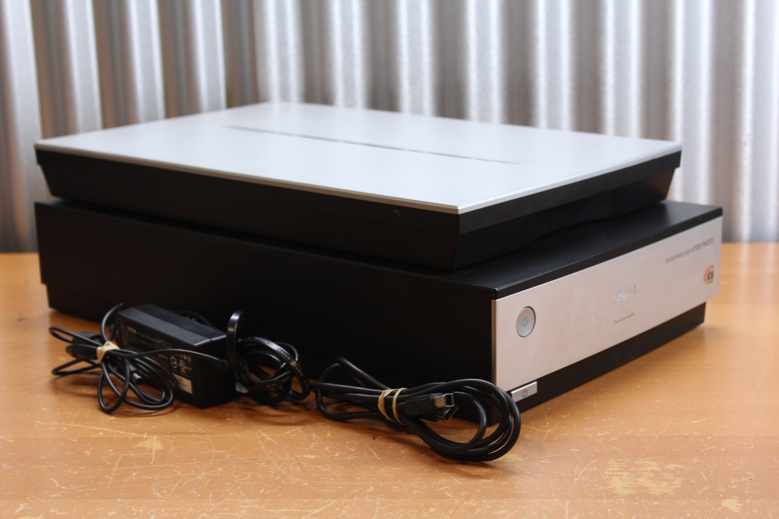 Epson Perfection V700 Photo w/ AC + USB, Glass blemish -- Read