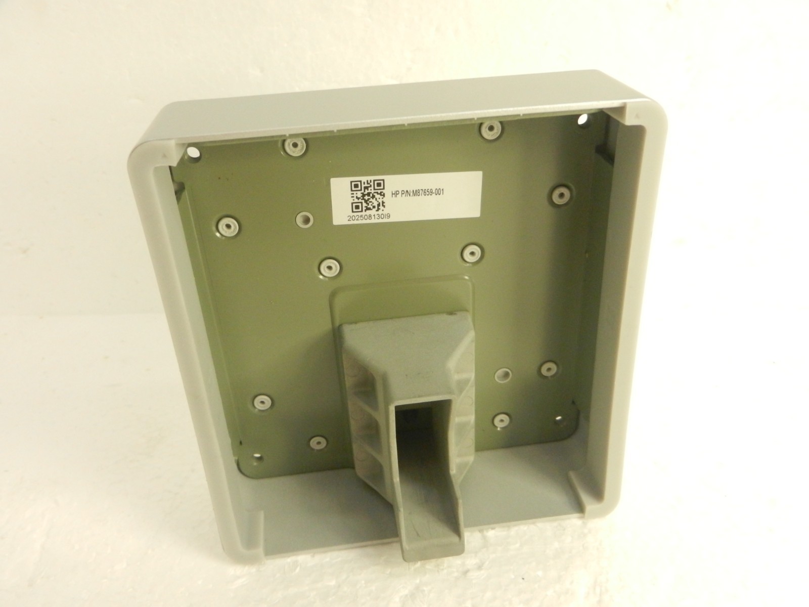 New In Box HP M87659-001 Vesa Mount Cover Plate   For HP Monitors DW