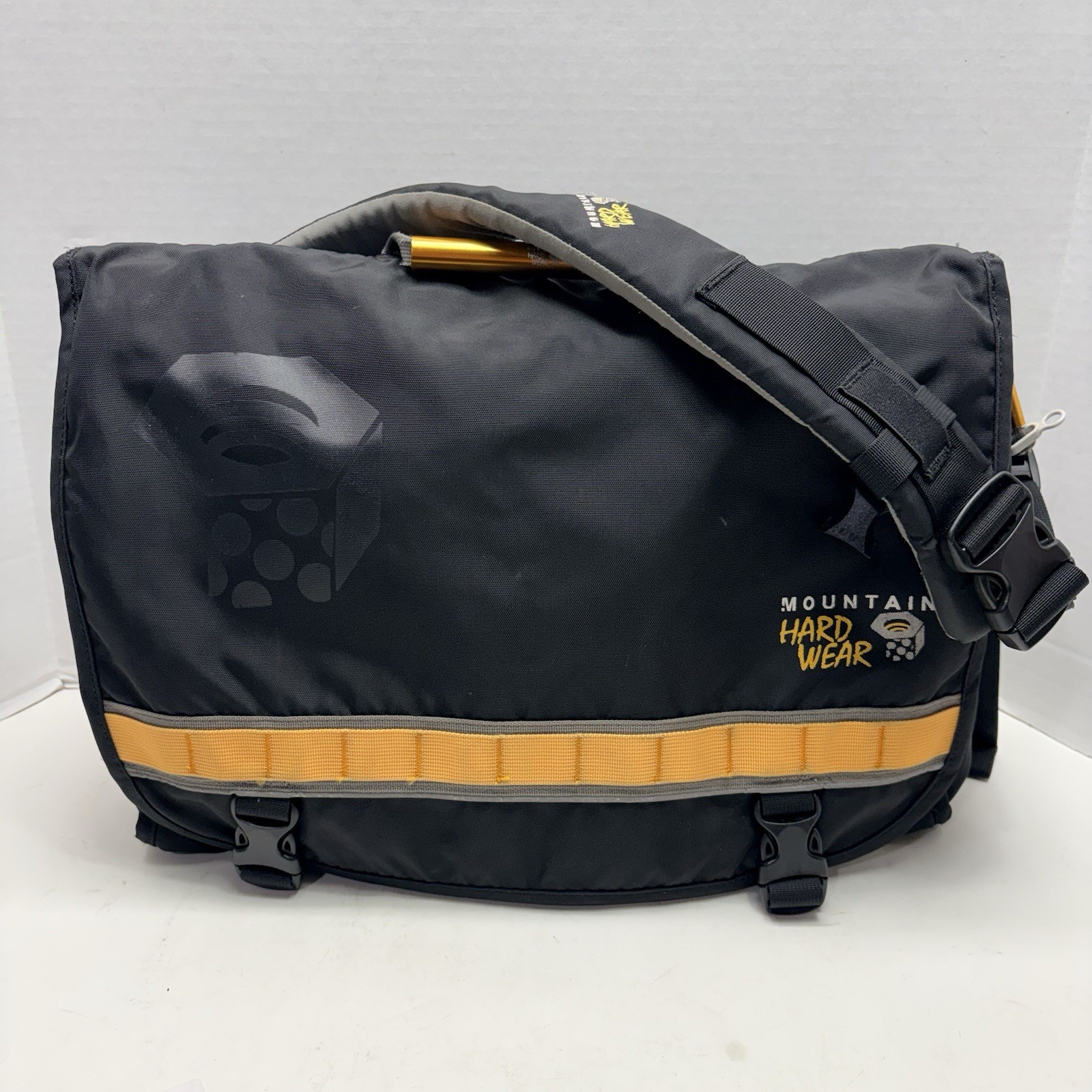 Mountain Hardwear Sentinel Black Messenger Laptop Bag Padded Crossbody Strap