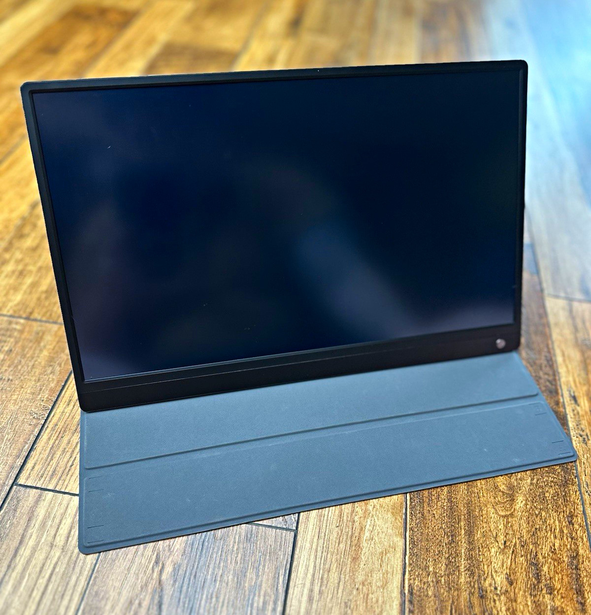 15.6in Portable LCD Monitor 1080p USB-C 16:9 w/ Folio Case Black