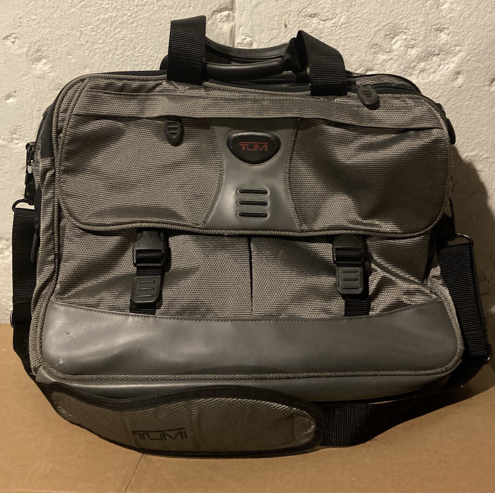 Tumi T-TECH Classic 564PW Gray Nylon Messenger shoulder Laptop Bag