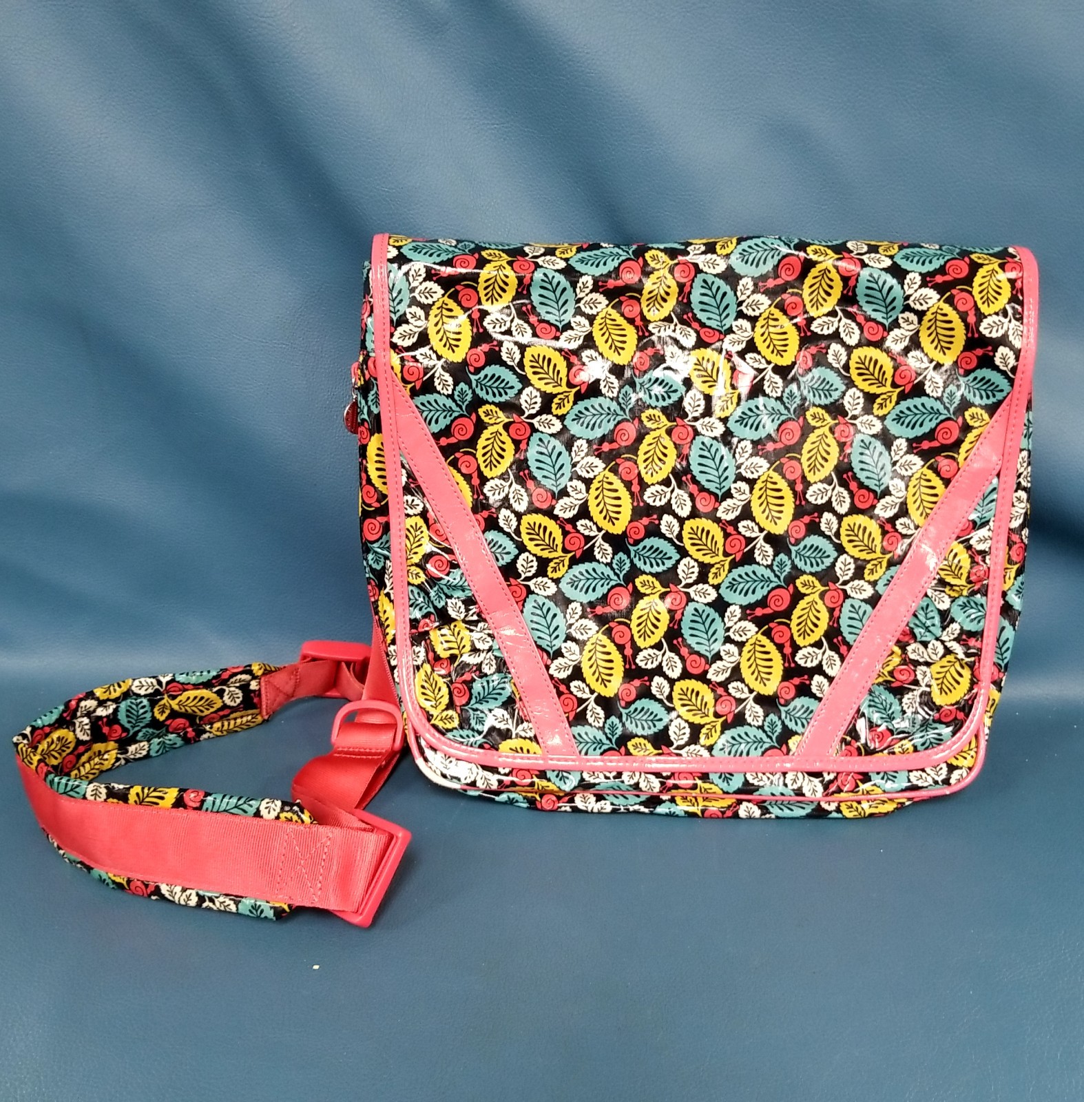 Vera Bradley Frill Happy Snails Crossbody Laptop Messenger Bag Vinyl Quilted