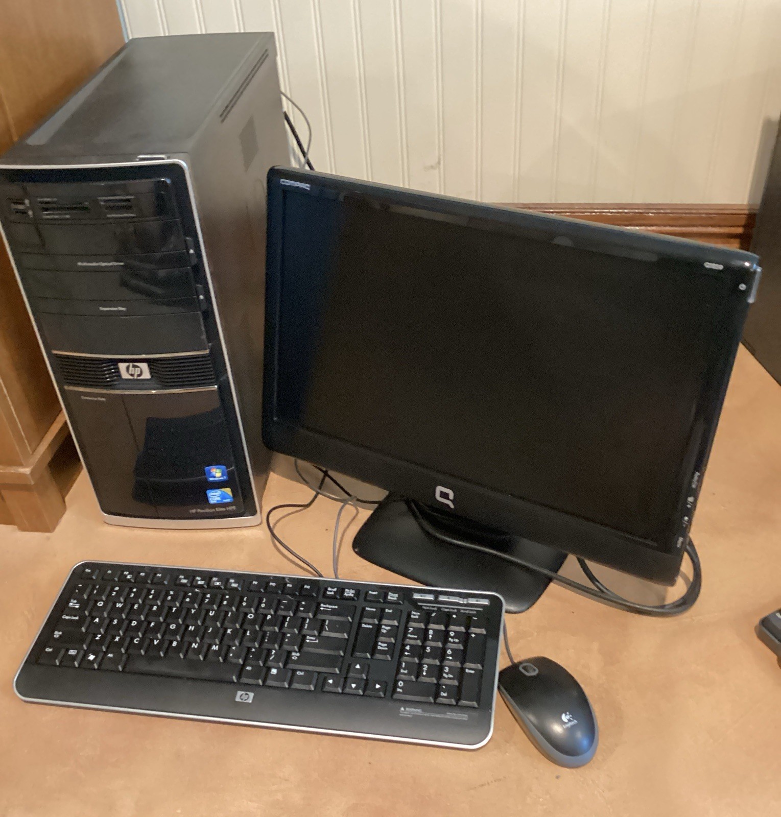 HP Pavilion Elite HPE-120f Tower Core 2 Quad 8GB 1TB Win7 + 18.5" Compaq Q1859
