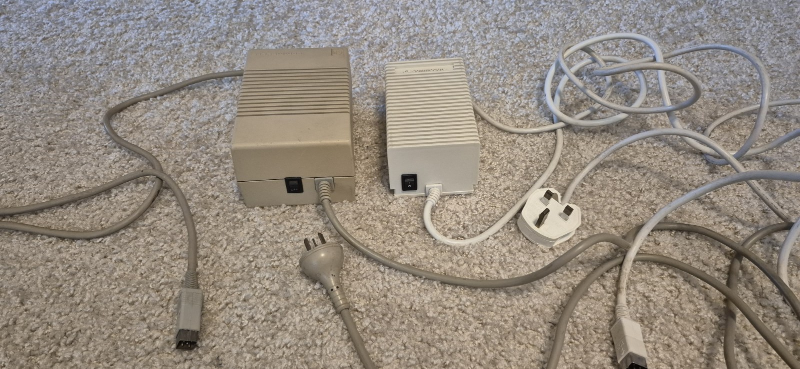 2 x COMMODORE AMIGA 500 & 600 POWER SUPPLIES UK Plug 220 VOLT  , TESTED