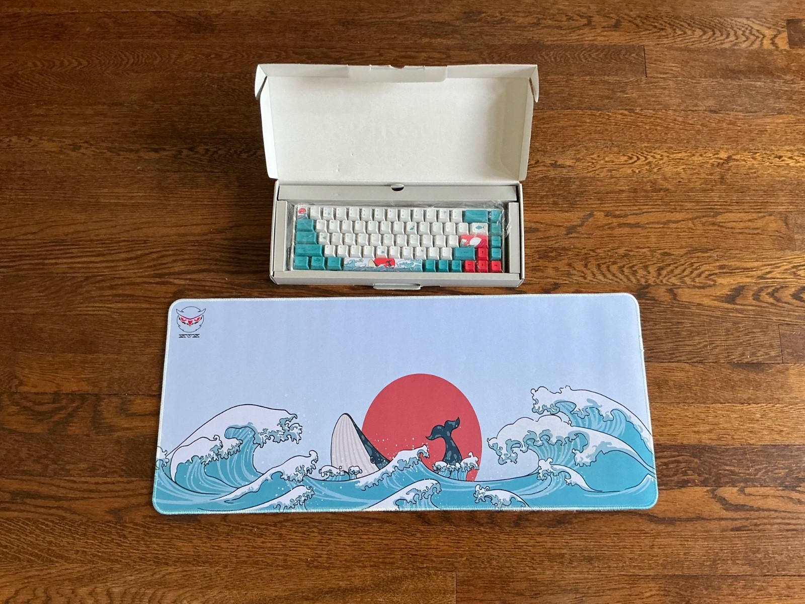 SKYLOONG GK66 Mechanic Keyboard ocean/wave-themed and matching desk mat - RGB