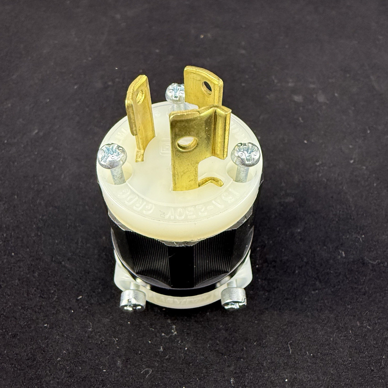 Leviton Locking Plug 4570-C, NEMA L6-15P, 15 Amp 250 Volt
