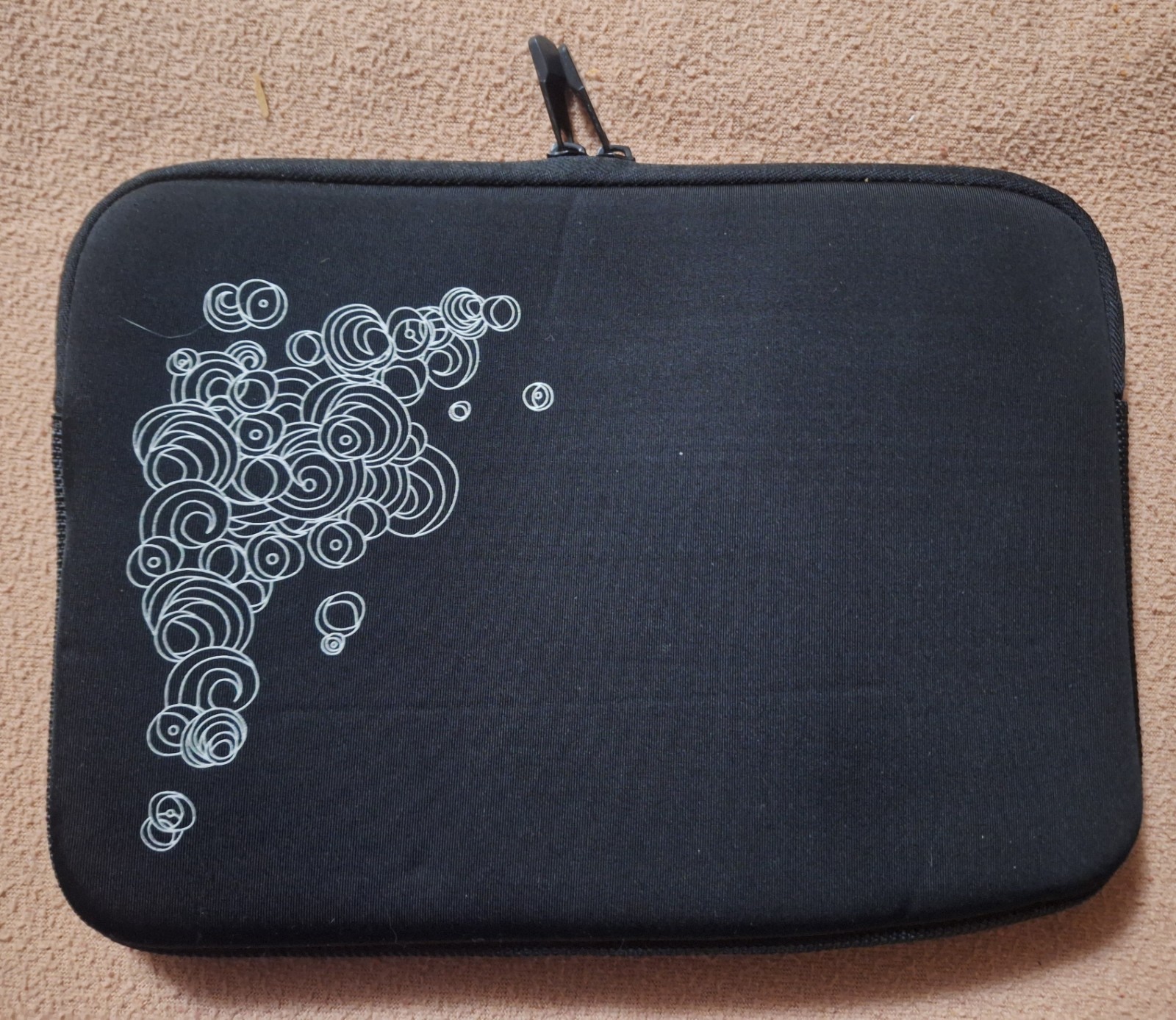 HP TABLET SLEEVE Black Zipper Neoprene Bag for 8" x 11" NOS Swirl Design 