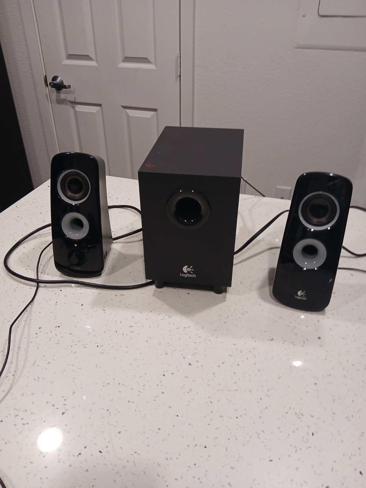 Logitech Z323 2.1 Speaker System Subwoofer 2 Satellites Model S-00075A 60 Watt