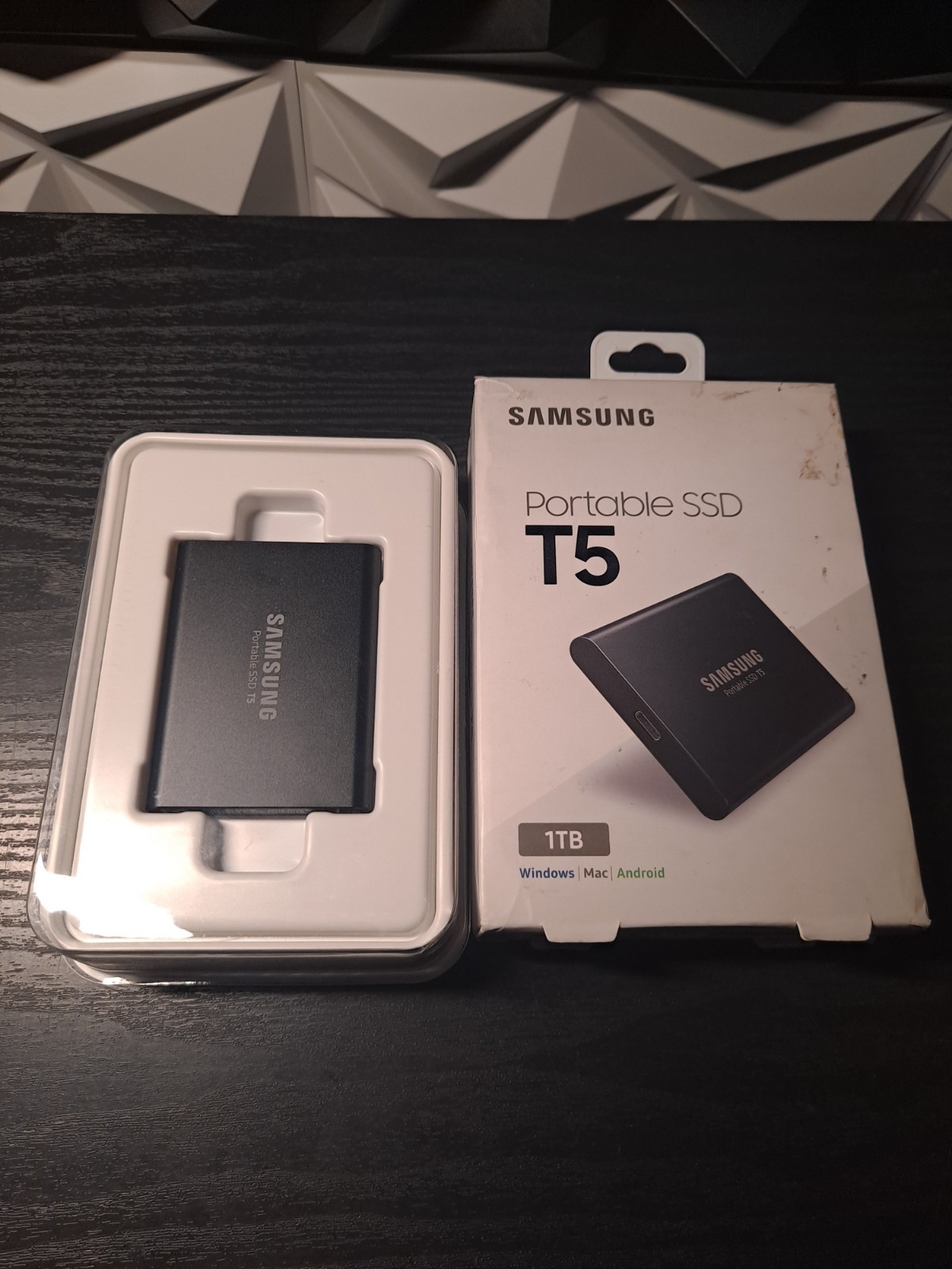 Samsung T5 1000GB External (MU-PA1T0B/AM) Portable SSD