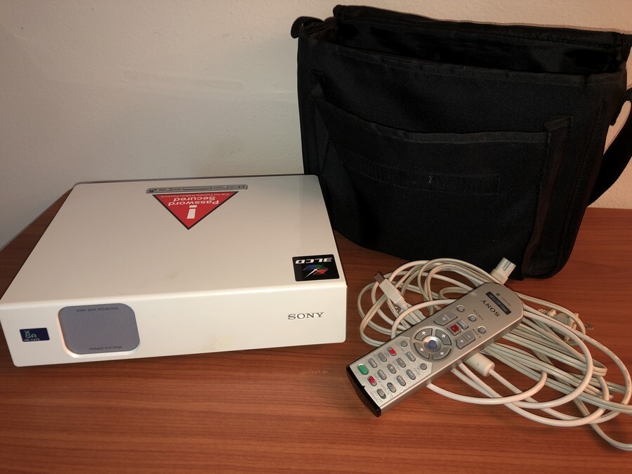 Sony VPL-CX75 LCD projector with cords and shoulder bag