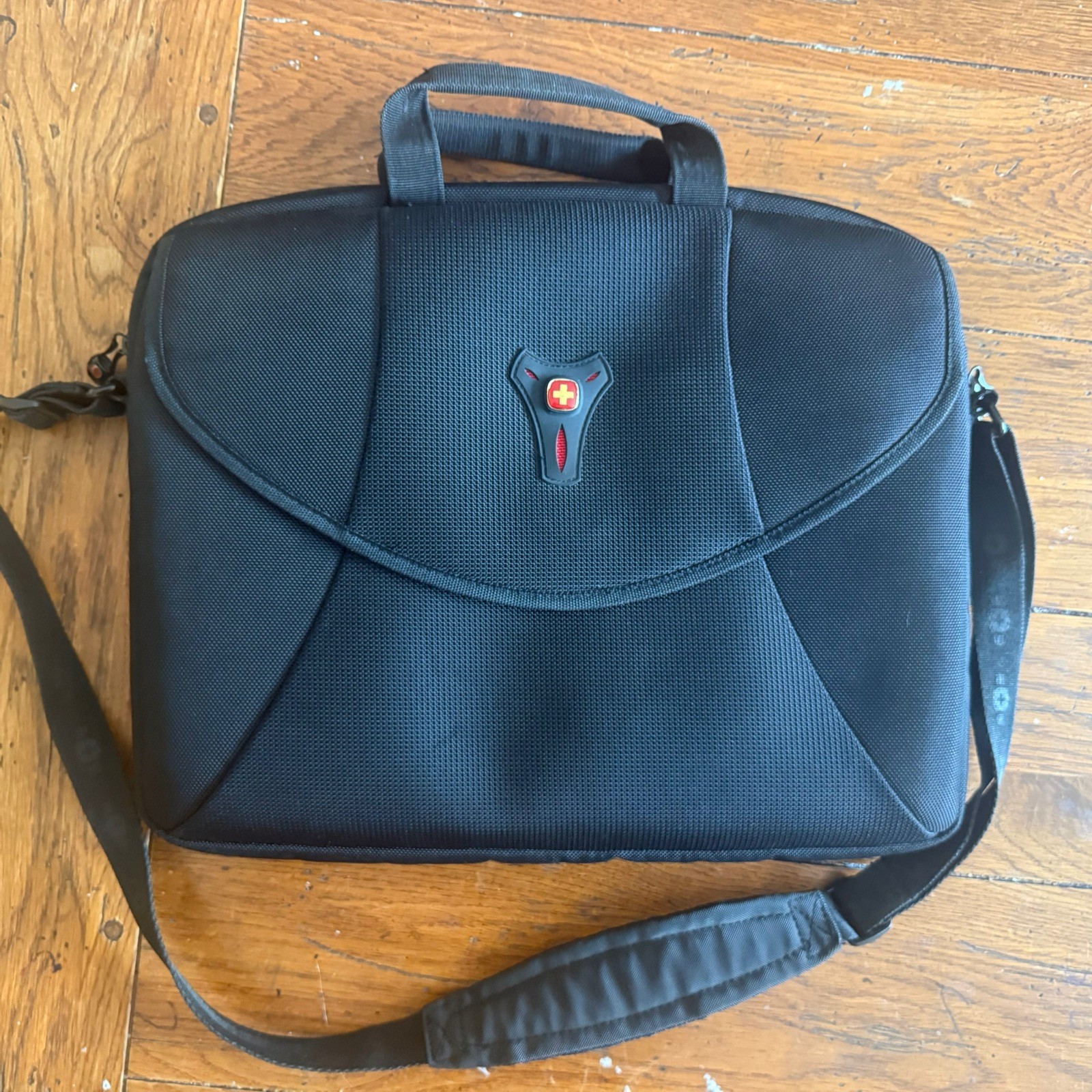 Laptop Slimcase Messenger Bag by Swiss Gear / Wenger in Black -The Mythos - Nice