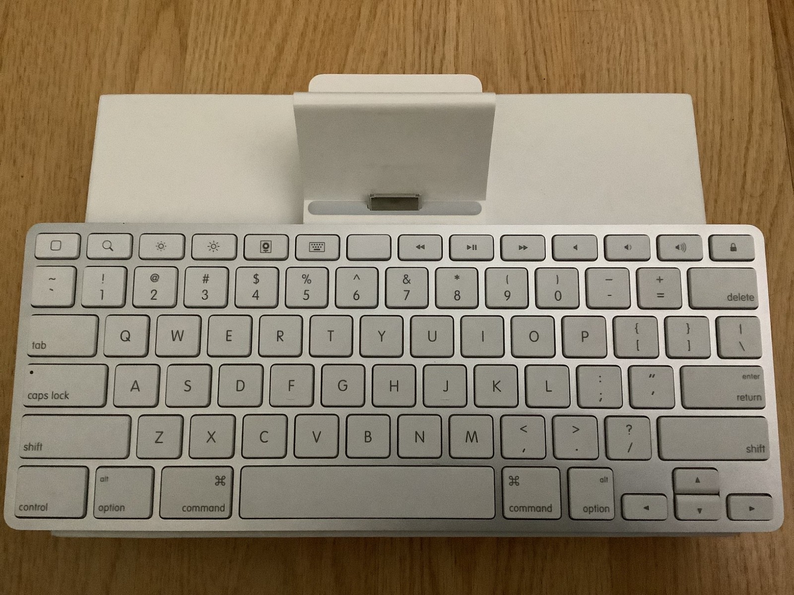 Genuine Apple iPad Keyboard Dock 30-Pin for iPad 1st 2nd 3rd gen iPhone 4S A1359