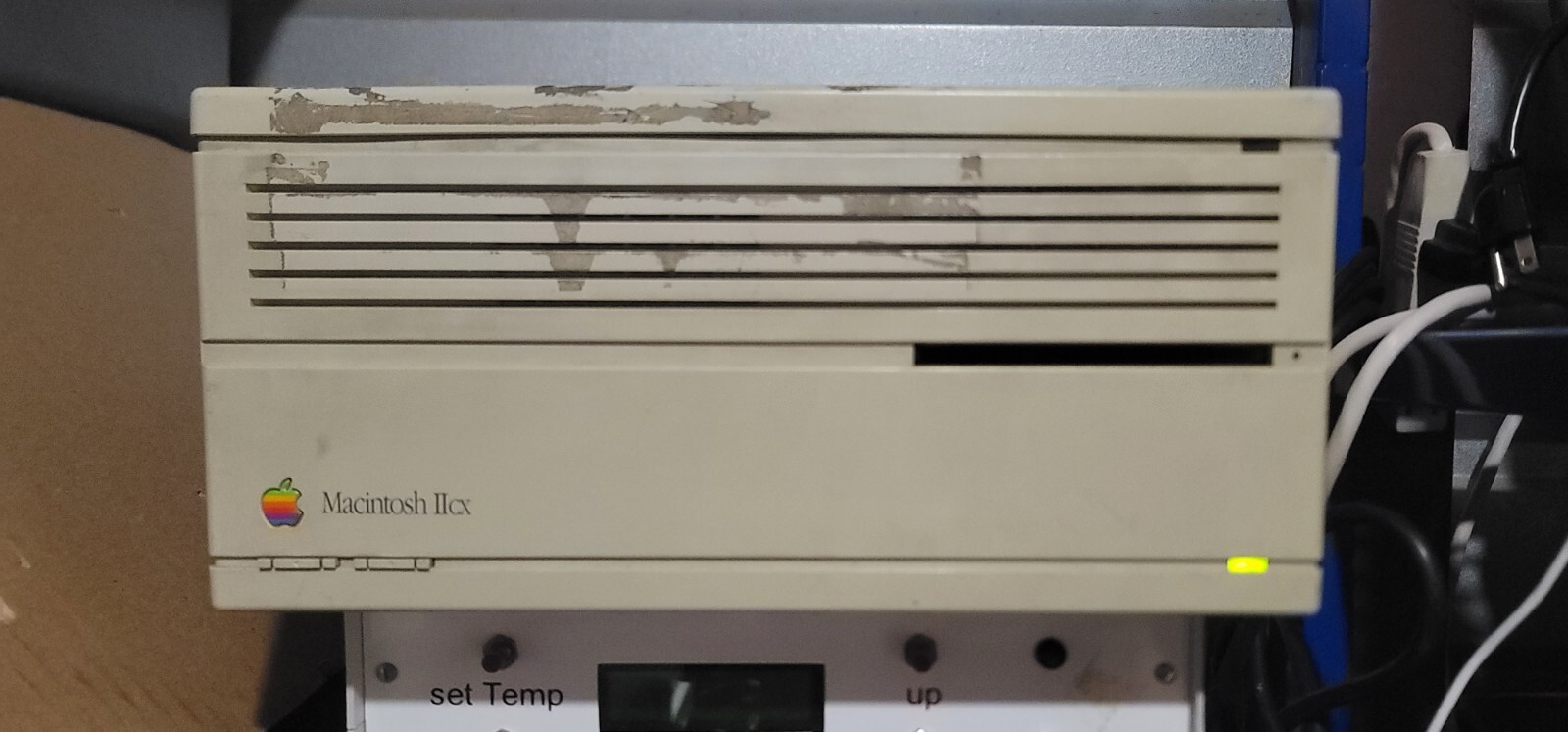 ANTIQUE APPLE MACINTOSH IICX MODEL: M5650 COMPUTER ( SOLD AS POWER ON )