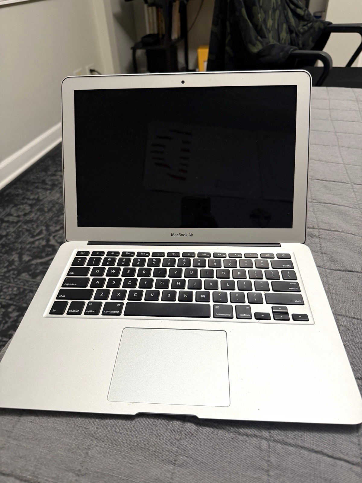 Apple MacBook Air 13.3" Silver 2008 Core 2 Duo 1.86GHz 2GB 120GB HDD