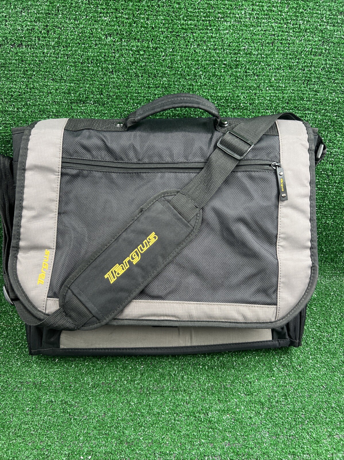 Targus CityGear Messenger Crossbody Shoulder Bag Black Gray