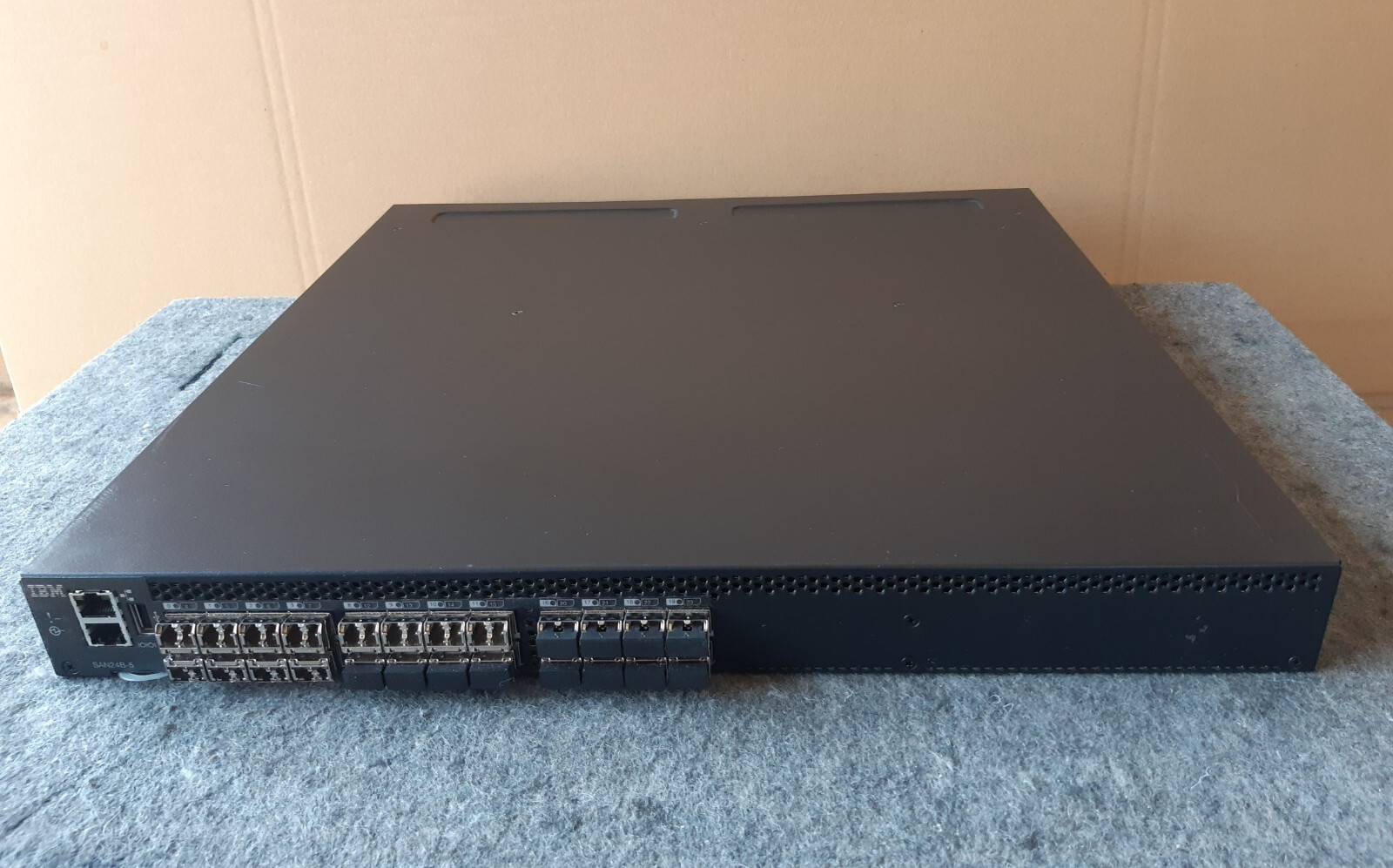 IBM Fibre Channel Switch 2498-X24 / SAN24B-5 / 24x 21CFR1040.10 (8G) / Used