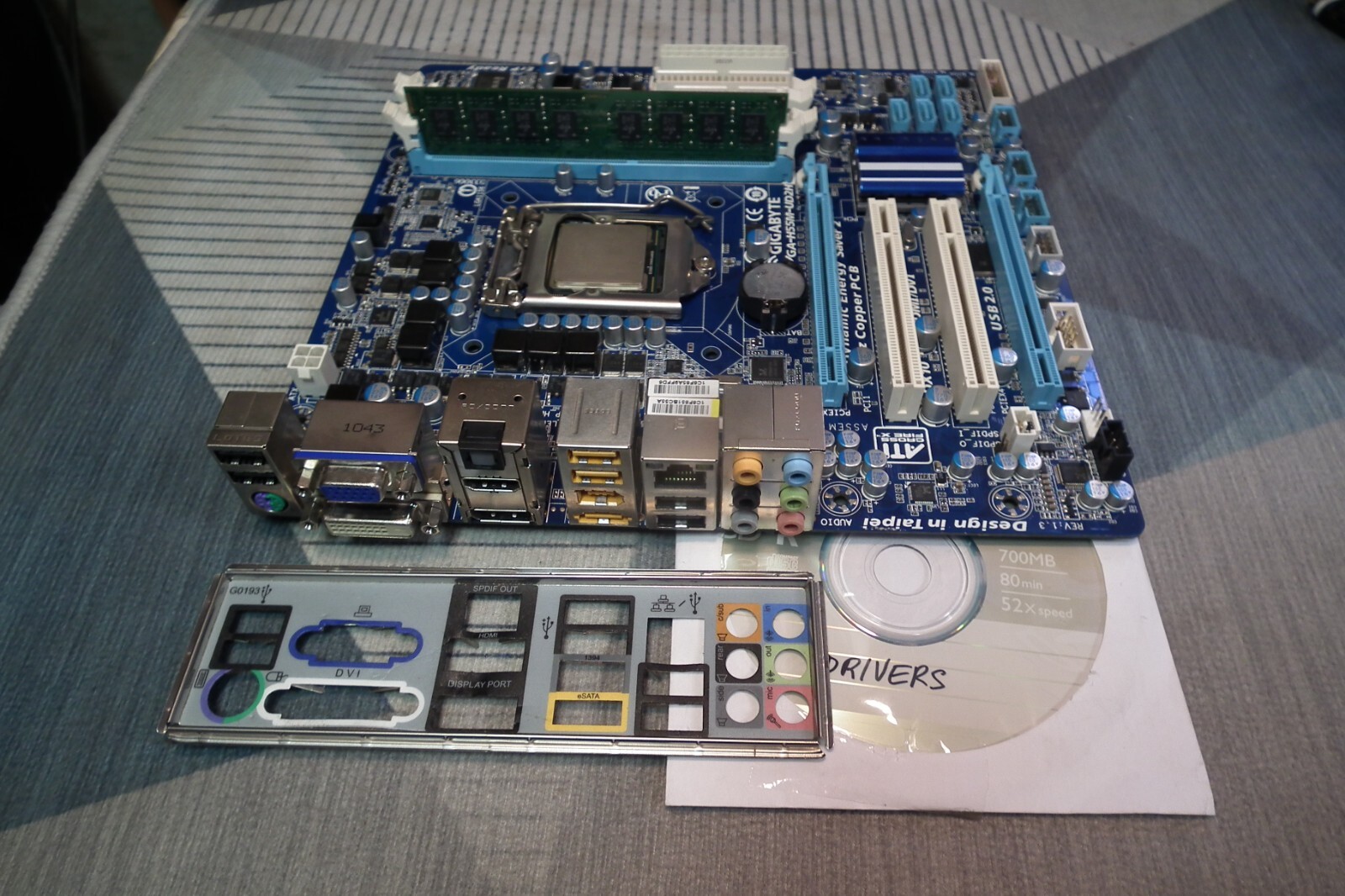 GIGABYTE GA-H55M-UD2H REV.1.3 LGA1156 Intel Motherboard +i3-540 +2Gb +I/O