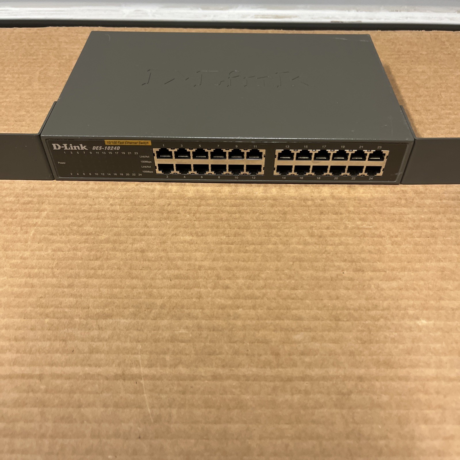 D -Link 24 DES-1024d Plug &Play 24 Port Gigabit Ethernet Switch With Rack Mounts