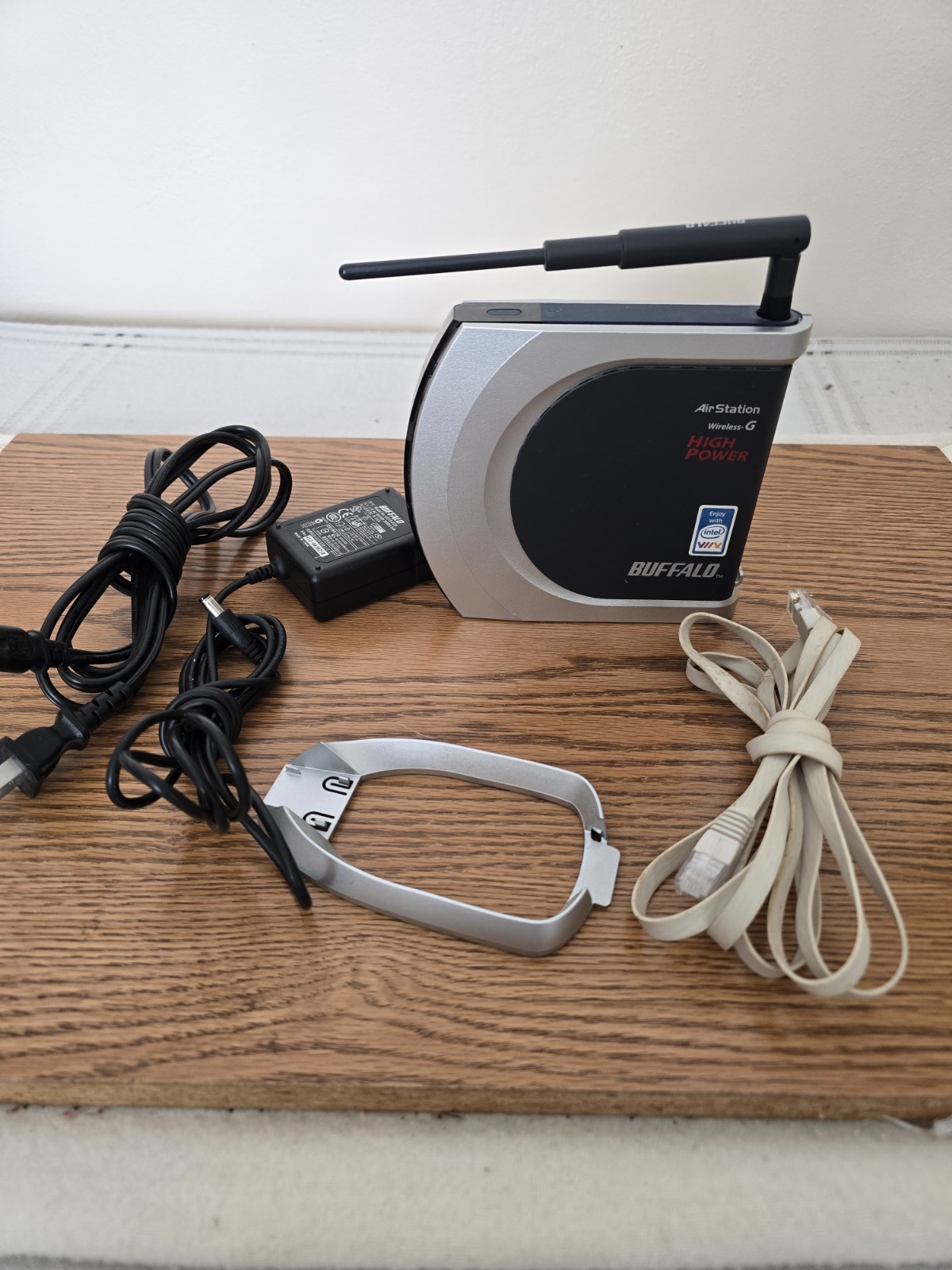Buffalo Technology AirStation WHR-HP-G54 4-Port with ethernet cord