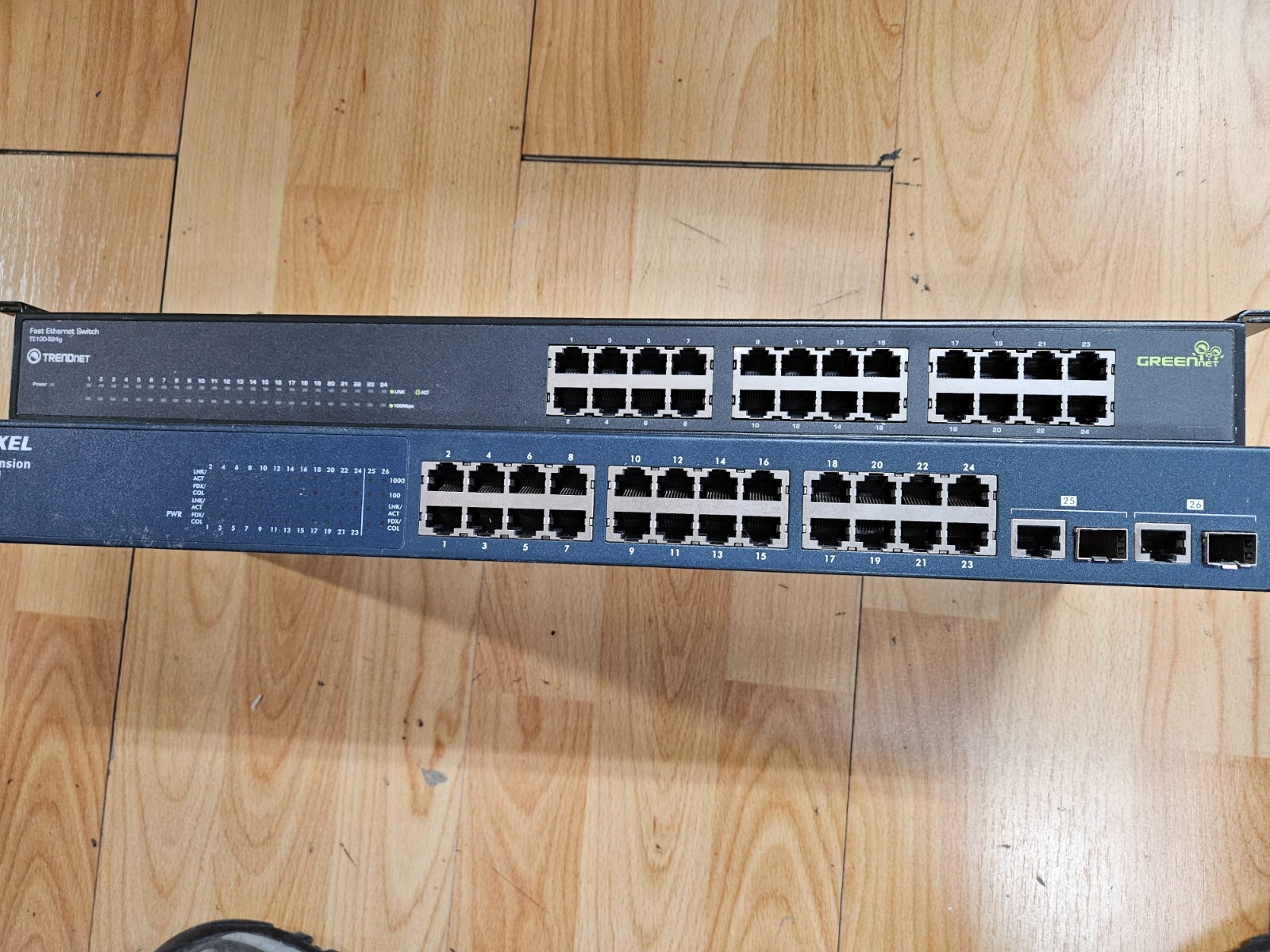 Lot of ZyXEL ES-1124 Ethernet Switch 24 Port & Trendnet te100-s24g Switch