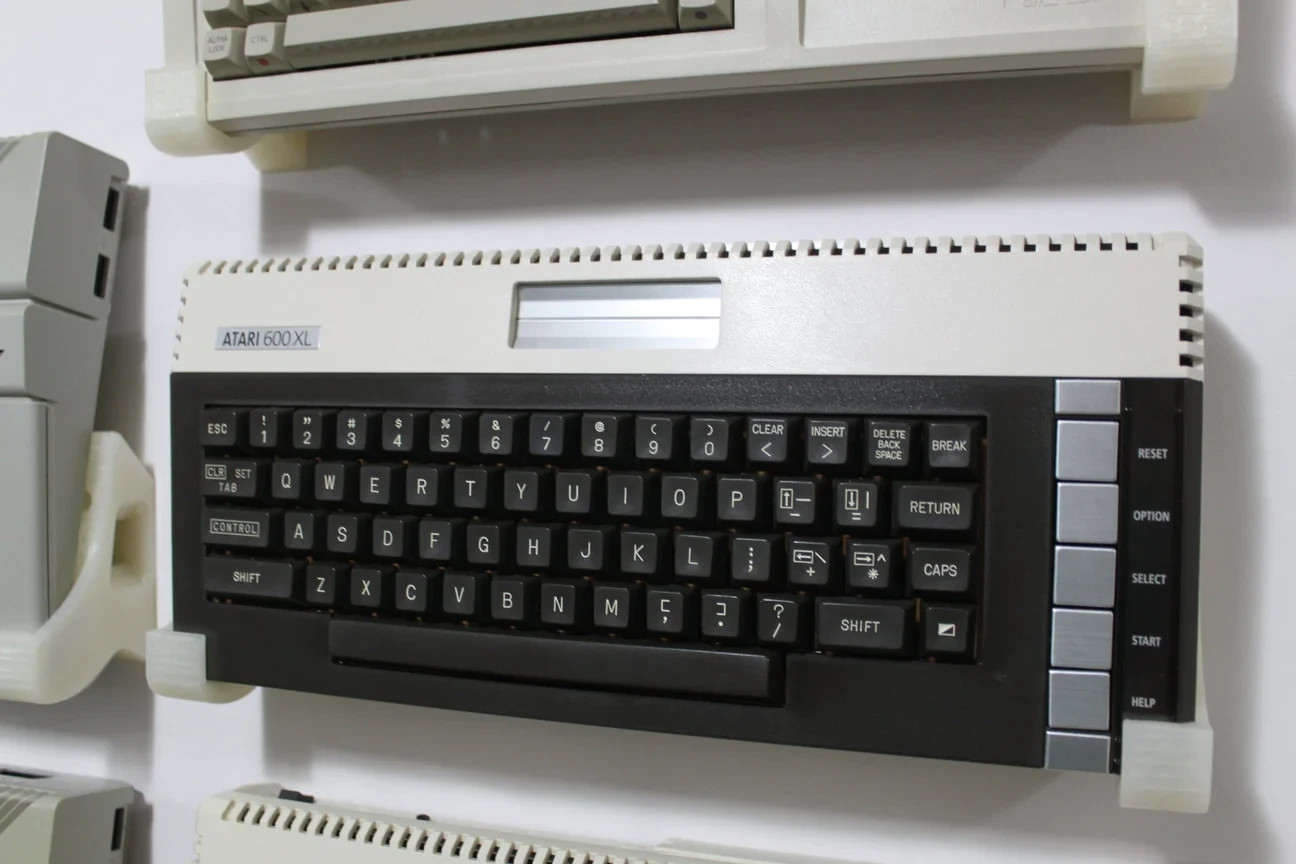Atari 600XL  Presentation Stand and Wall Mount