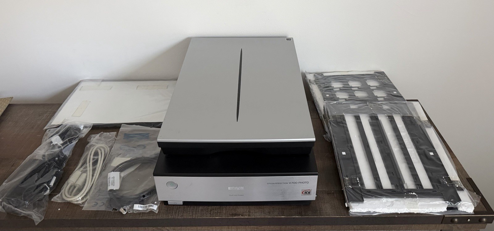 Epson Perfection V700 Photo Flatbed Film Scanner Complete Accessories Excellent