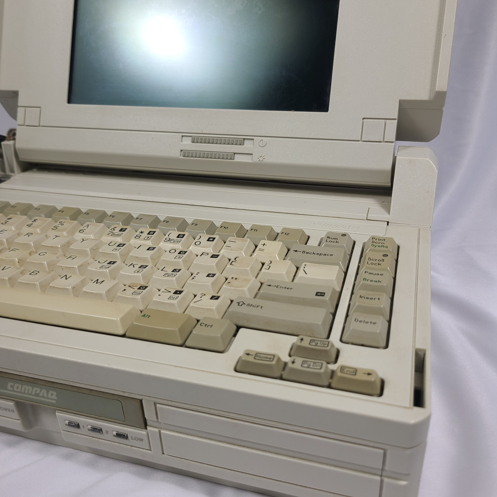 Compaq SLT 286 Portable Vintage Laptop - charger + Compaq Carry Case