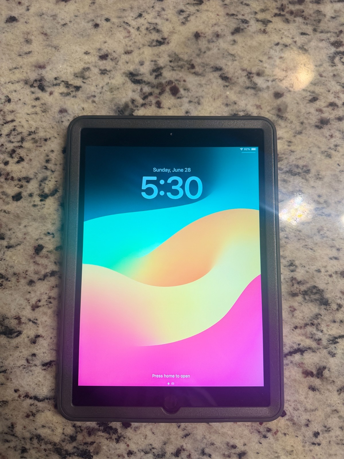 Apple iPad 6th Generation 32GB 9.7 in - Bundle with OTTERBOX Protective Case US