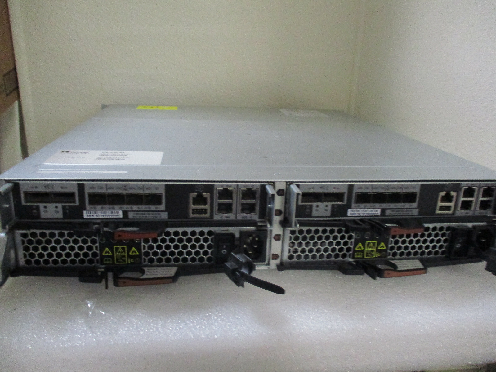 NetApp FAS2552HA  24  x  X422A 600GB 10k hard drive Dual X3402A-R6 Controllers