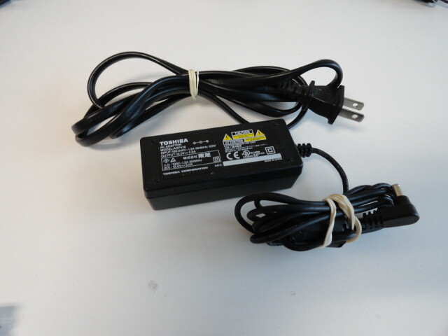 XX11: TOSHIBA ADPV16A AC Power Supply Adapter Charger