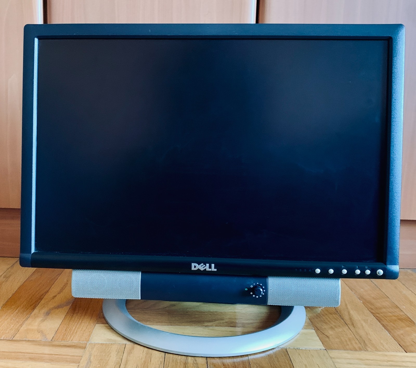 Dell 2005FPW 20" LCD Monitor With AS500 Sound Bar and Adjustable Stand