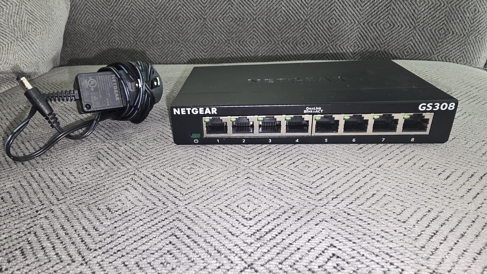 Netgear GS308 v3, 8 Port Gigabit Ethernet Unmanaged Switch & Power Cord, Used