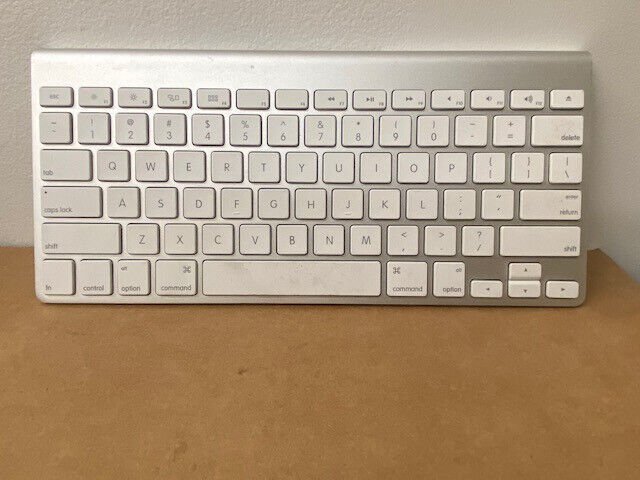 Apple A1314 Wireless Bluetooth Keyboard MC184LL/A Tested Mac/PC AA Included
