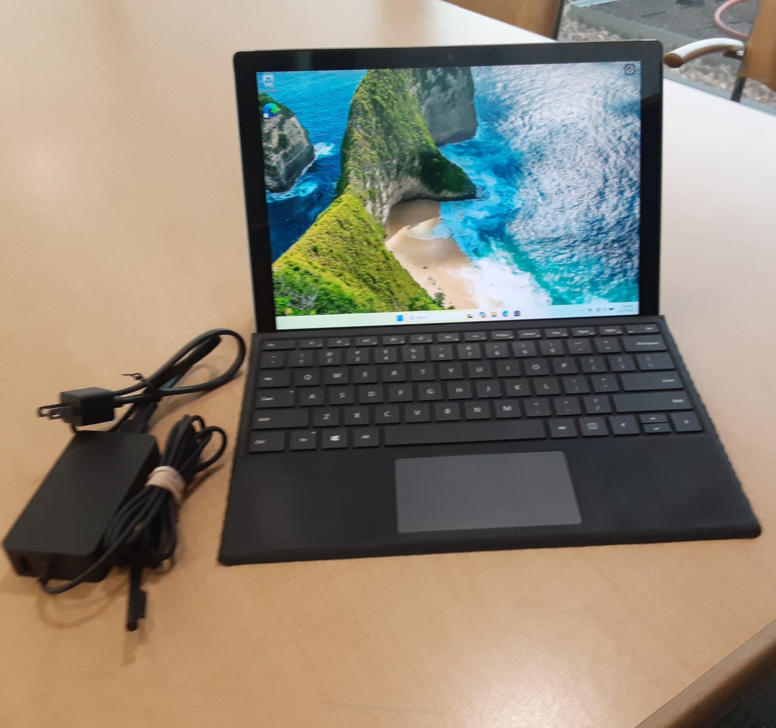Microsoft Surface Pro 7+ 12.3" i5-1135G7 8GB 256GB SSD Win 11 Pro w/ Keyboard