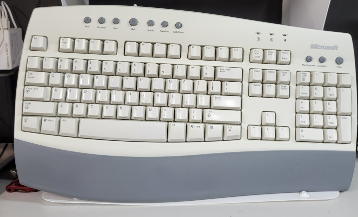 Microsoft Internet Keyboard White 10 Hot Keys Palm Rest