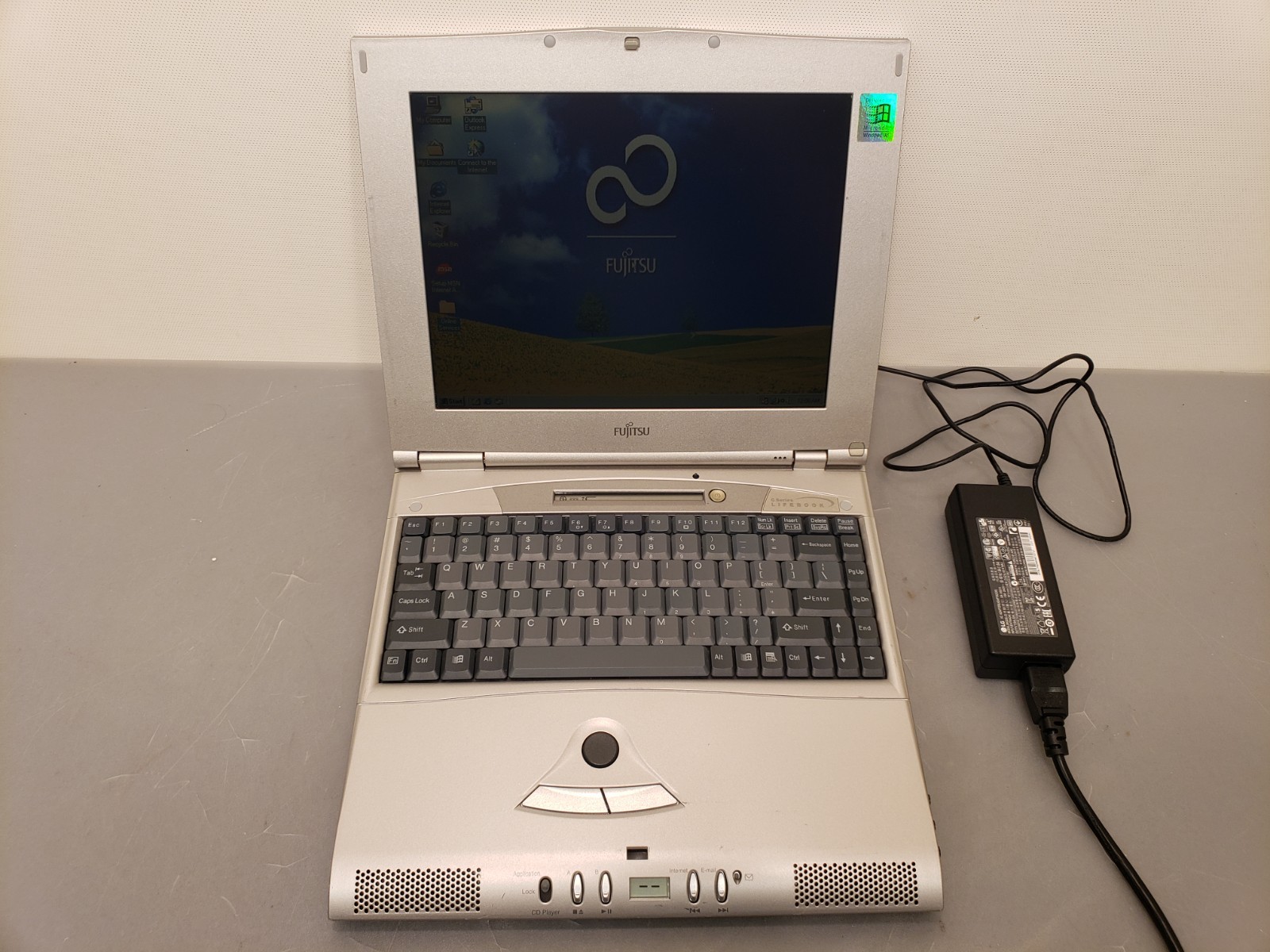 Vintage Fujitsu LifeBook C-4230 AMD K6-2 450MHz 64MB 4.8GB Laptop Win98 *AS-IS
