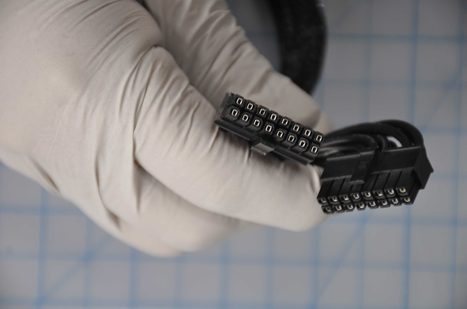 LENOVO - Cable,First 8x2.5 HDD Power - 01KN078