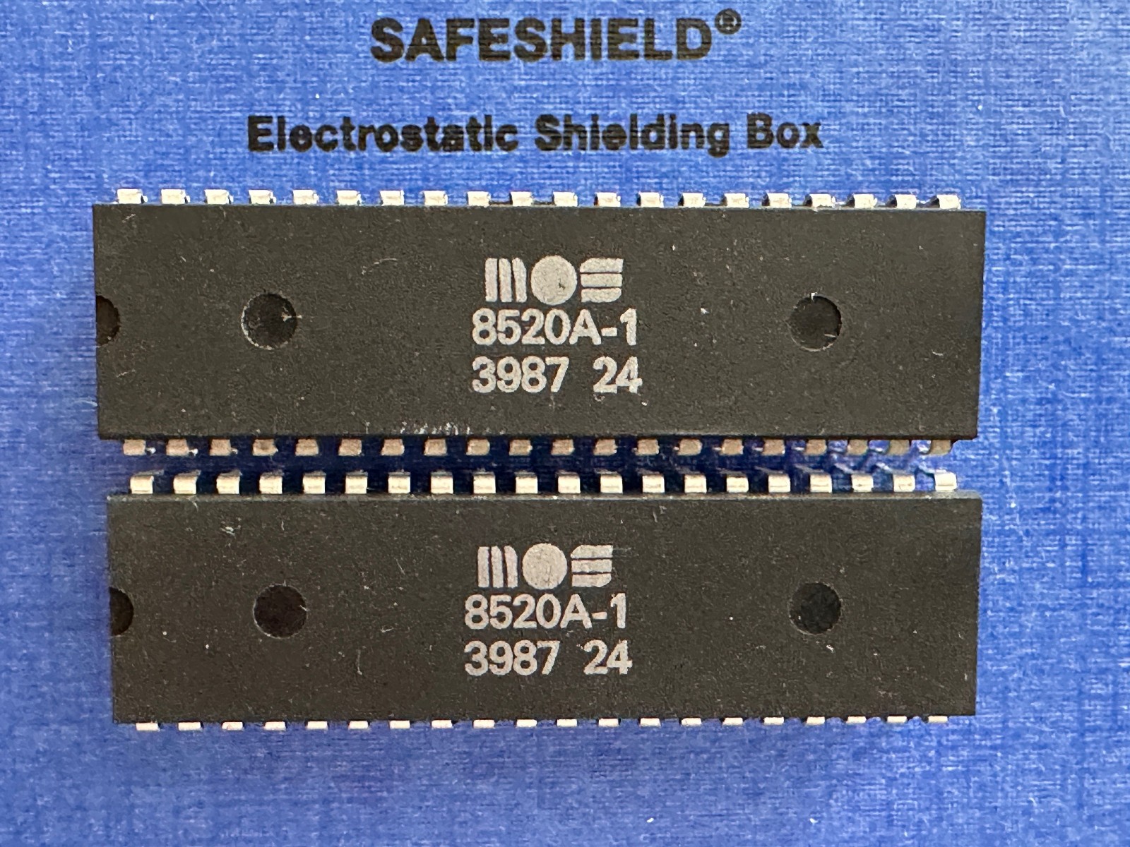 8520A-1 MOS/CSG ODD EVEN (x2) from an Amiga 500 rev.6A... #39 87