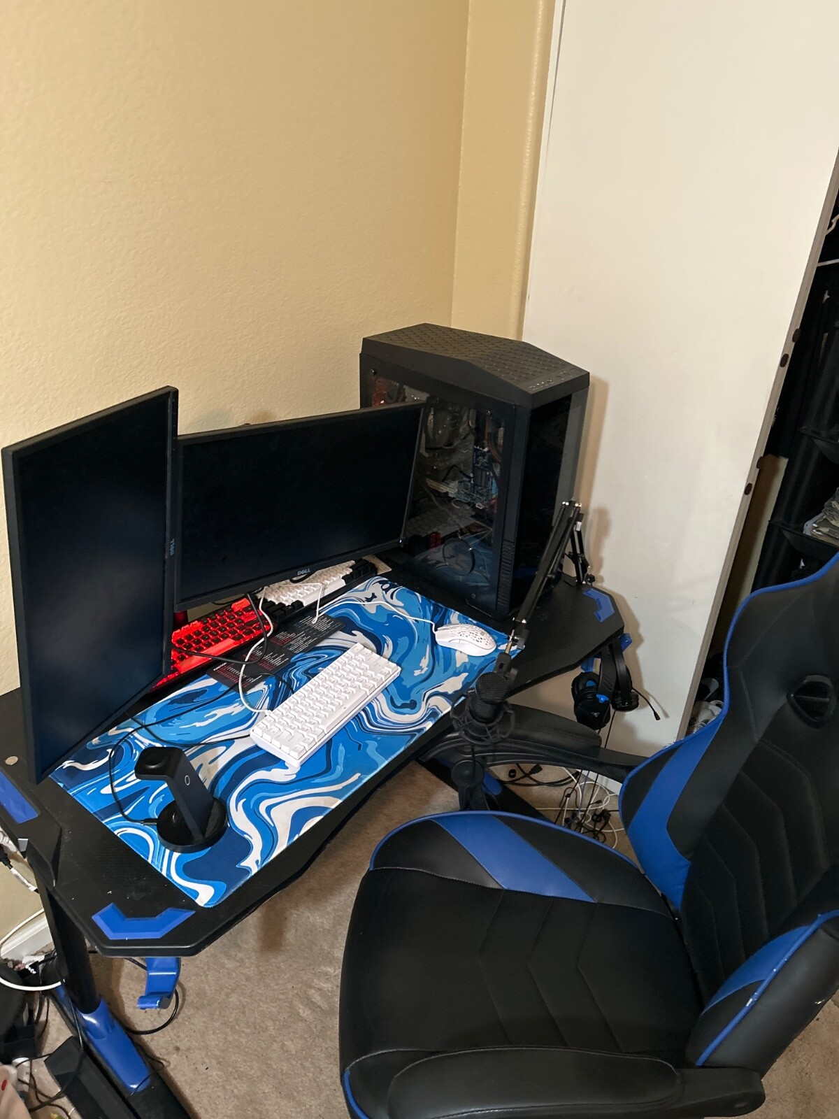 I’m selling my whole gaming/ps4/racing simulator gear/ and a lot of keyboard 