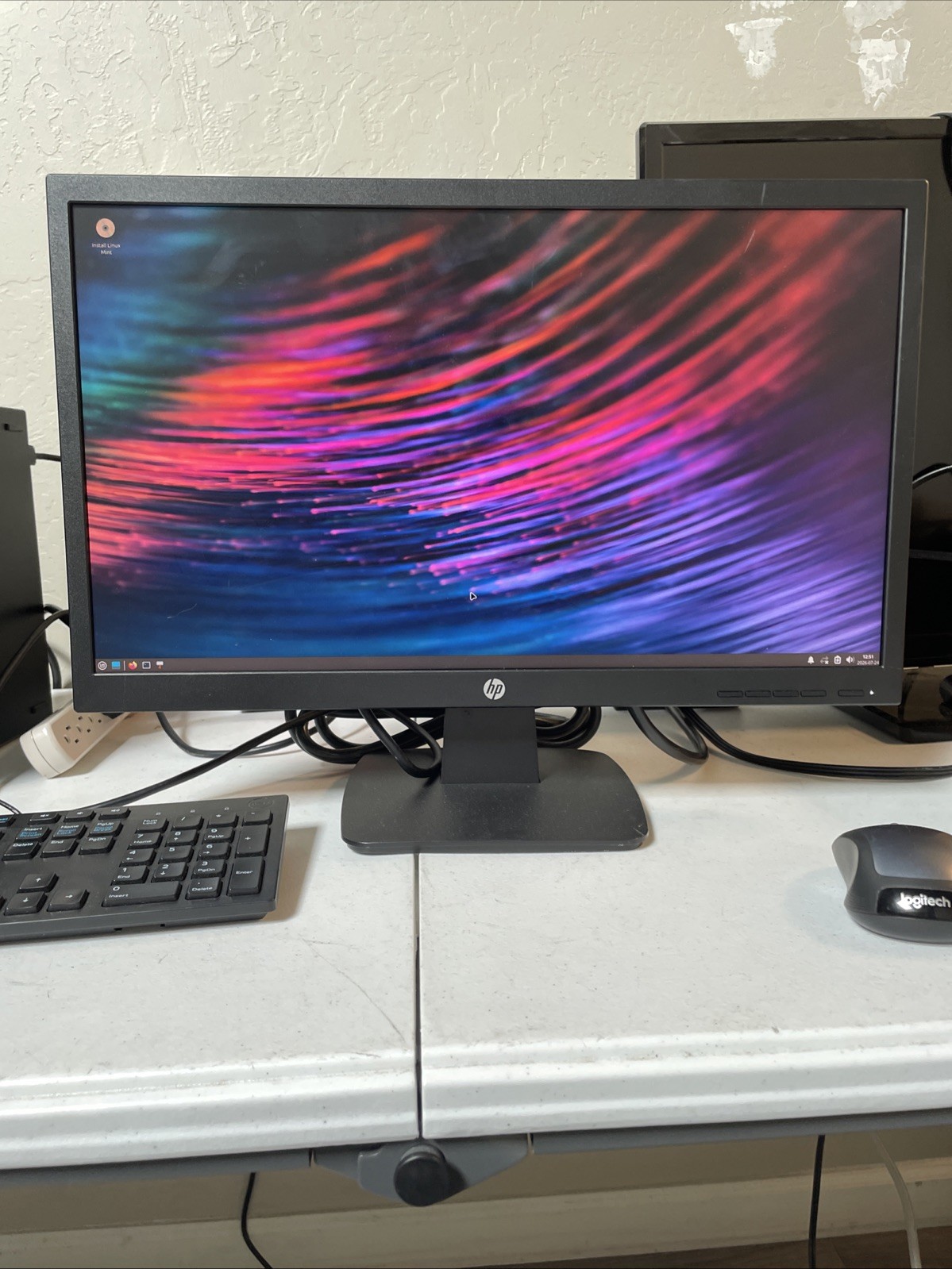 HP P22v G4 21.5" FHD LED (1920x1080) Anti-Glare Monitor - TESTED w/ CABLES