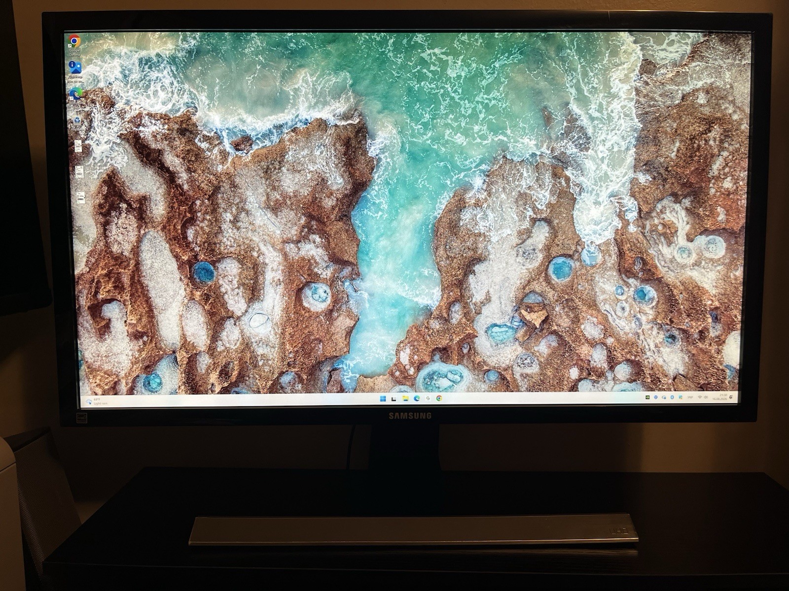 Samsung U28E590D 28-inch 4K UHD LED-Lit LCD with Stand and AC Adapter