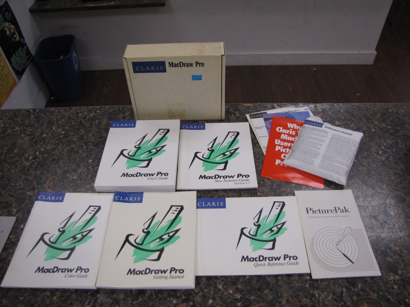 Claris Software MacDraw Pro Version 1.5 Complete Software Manuals 3.5" Disks