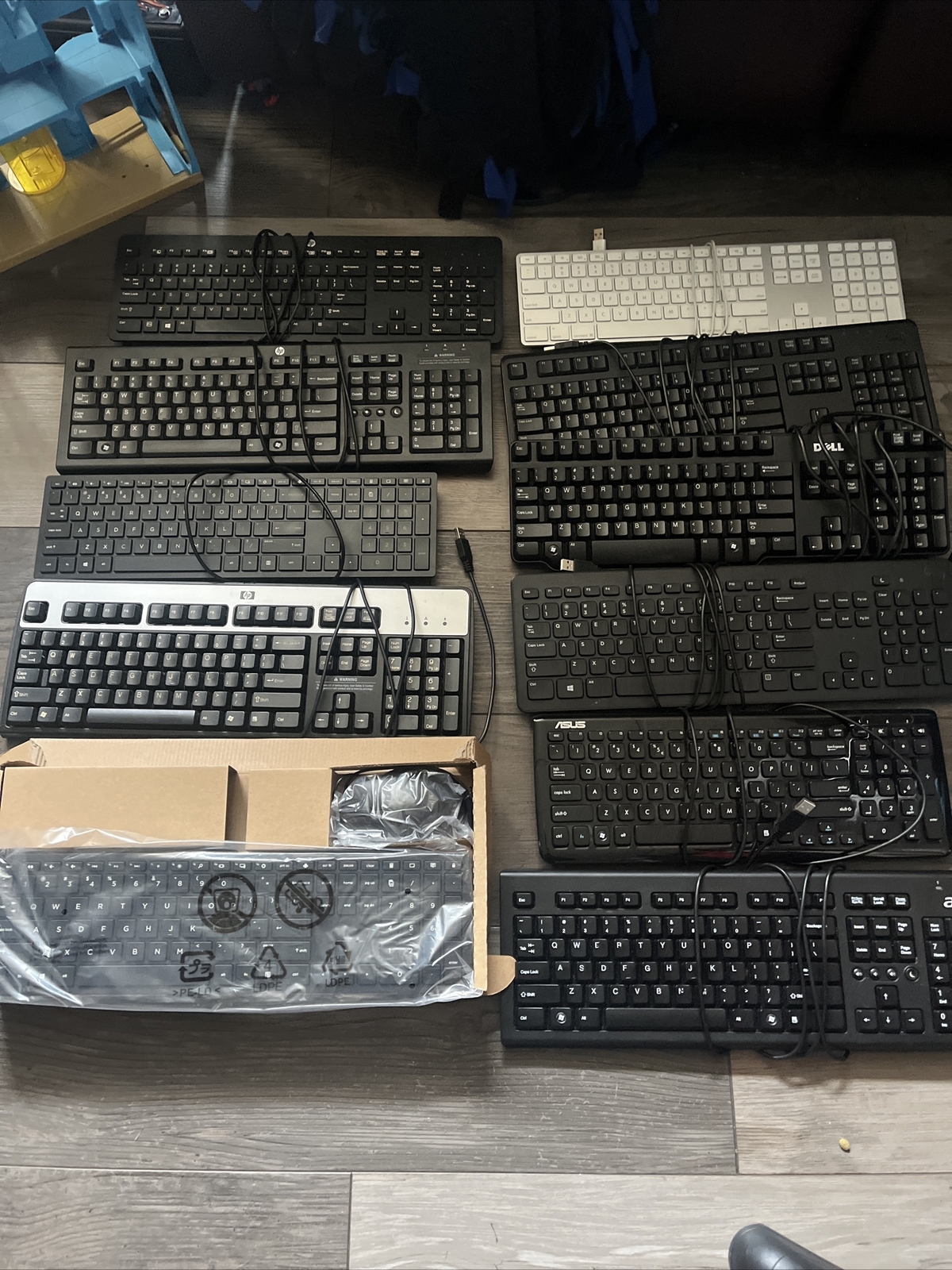 Lot of  11 Keyboards, 5- hp, 3- dell, 2- acer, 1- Apple