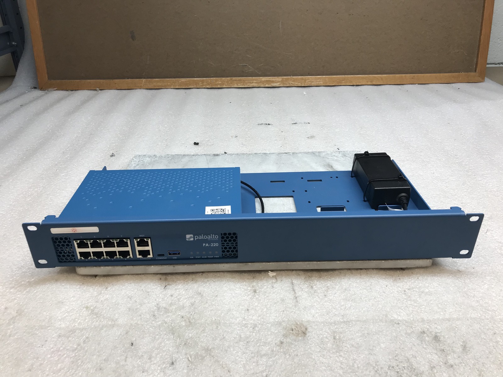Palo Alto PA-220 Next-Gen Firewall 520-000309-00H w/ Power Adapter Rack Mount