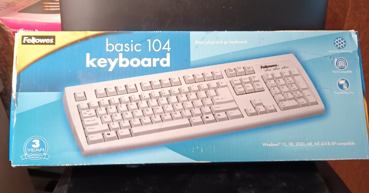 VINTAGE FELLOWES 104 KEYBOARD 99148 IN ORIGINAL BOX HAS SOME DAMMAGE ON BOX