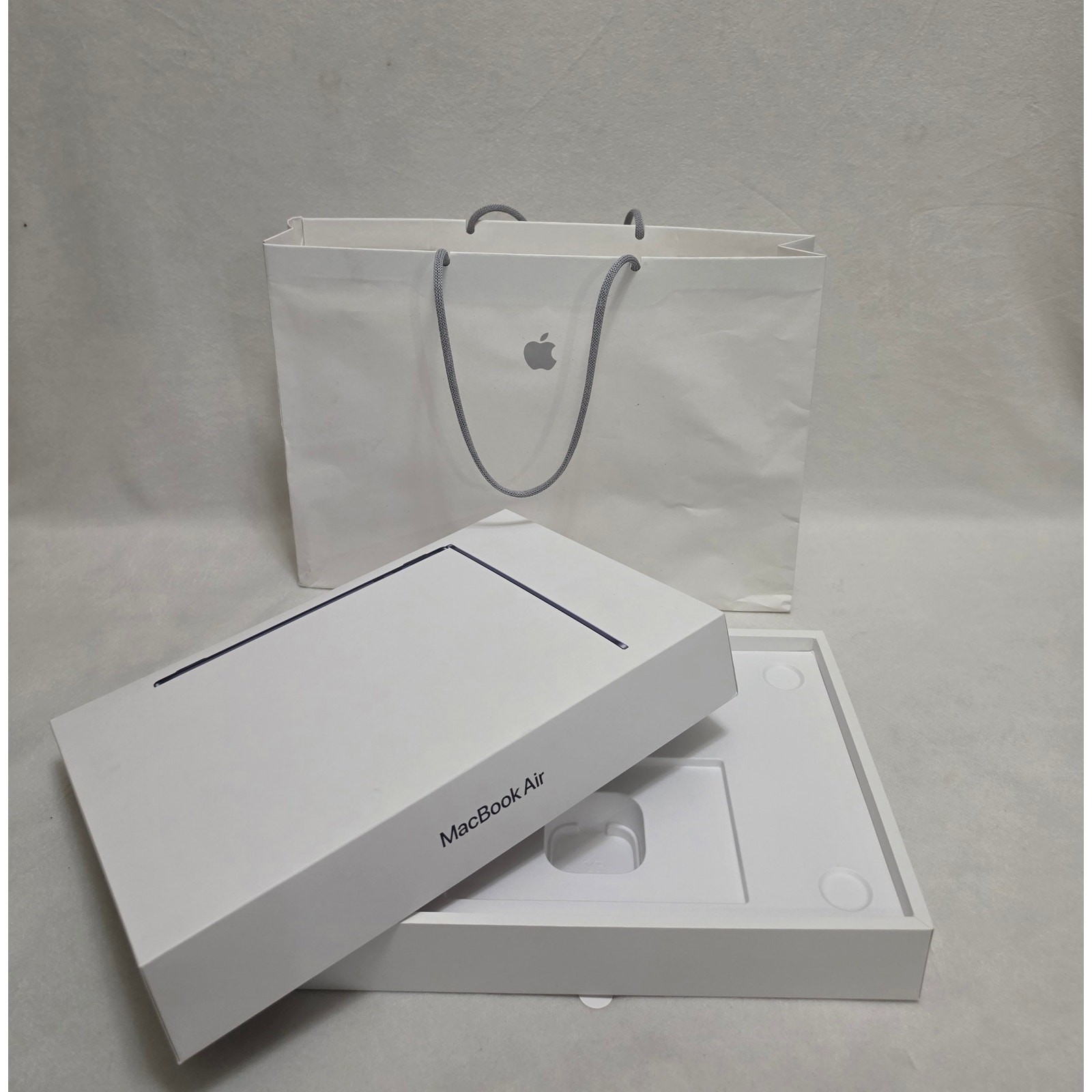 EMPTY BOX ONLY - Apple MacBook Air 13.6" M5 (16GB/1TB) Model A3449 + Apple Bag