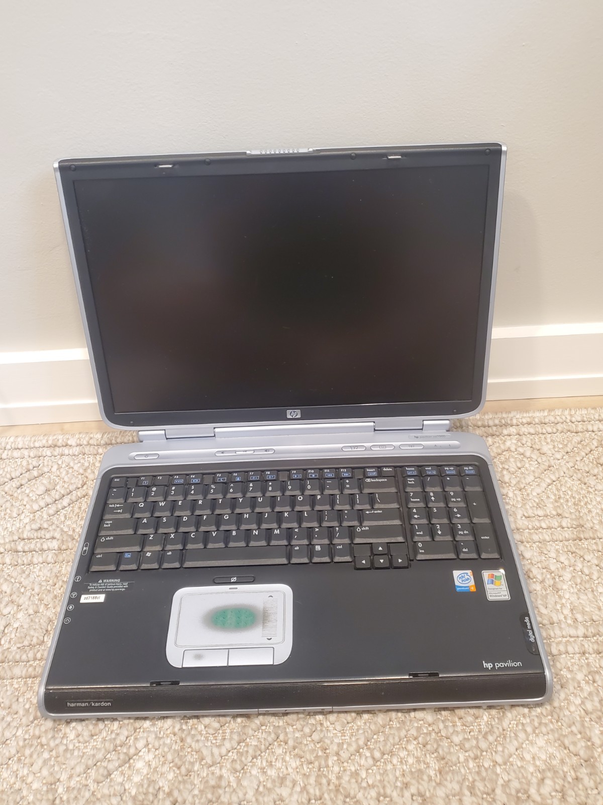 HP Pavilion ZD7000 17in Intel P4 3GHz 512mb 40GB - Powers On *PARTS OR REPAIR