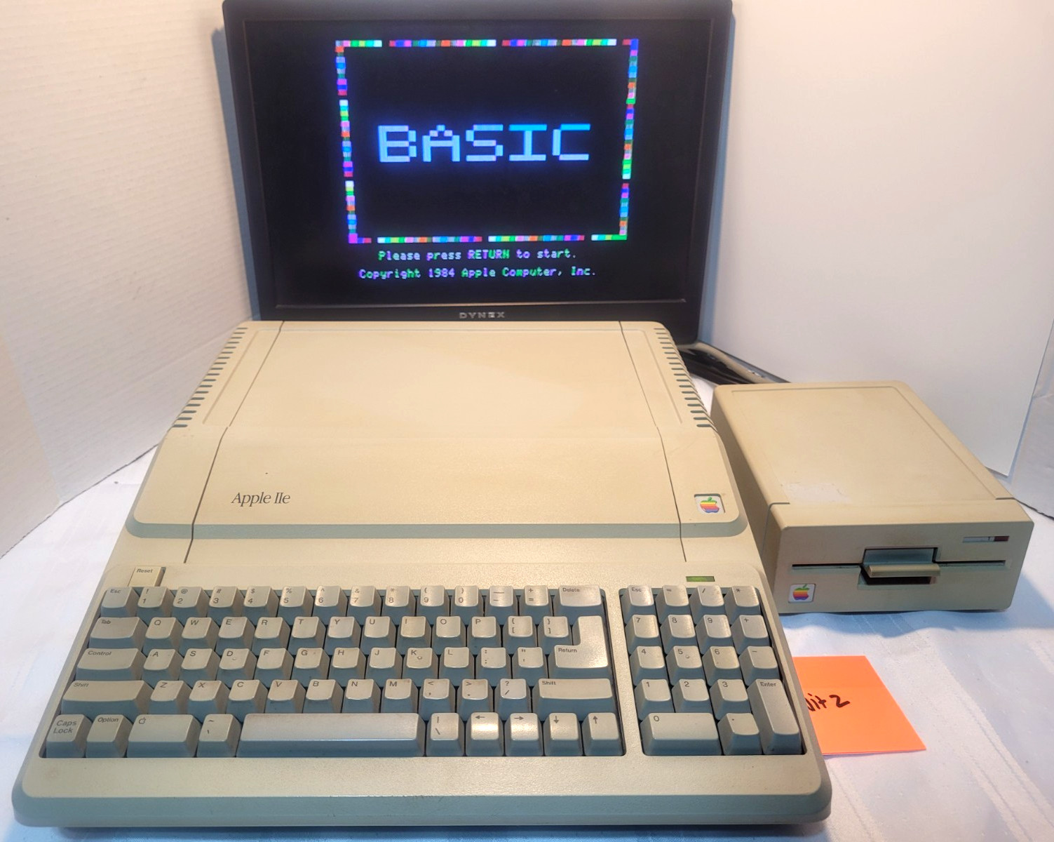 VNTG APPLE IIe COMPUTER BUNDLE–(64K) DISK DRIVE-TESTED- AS IS -FOR PARTS