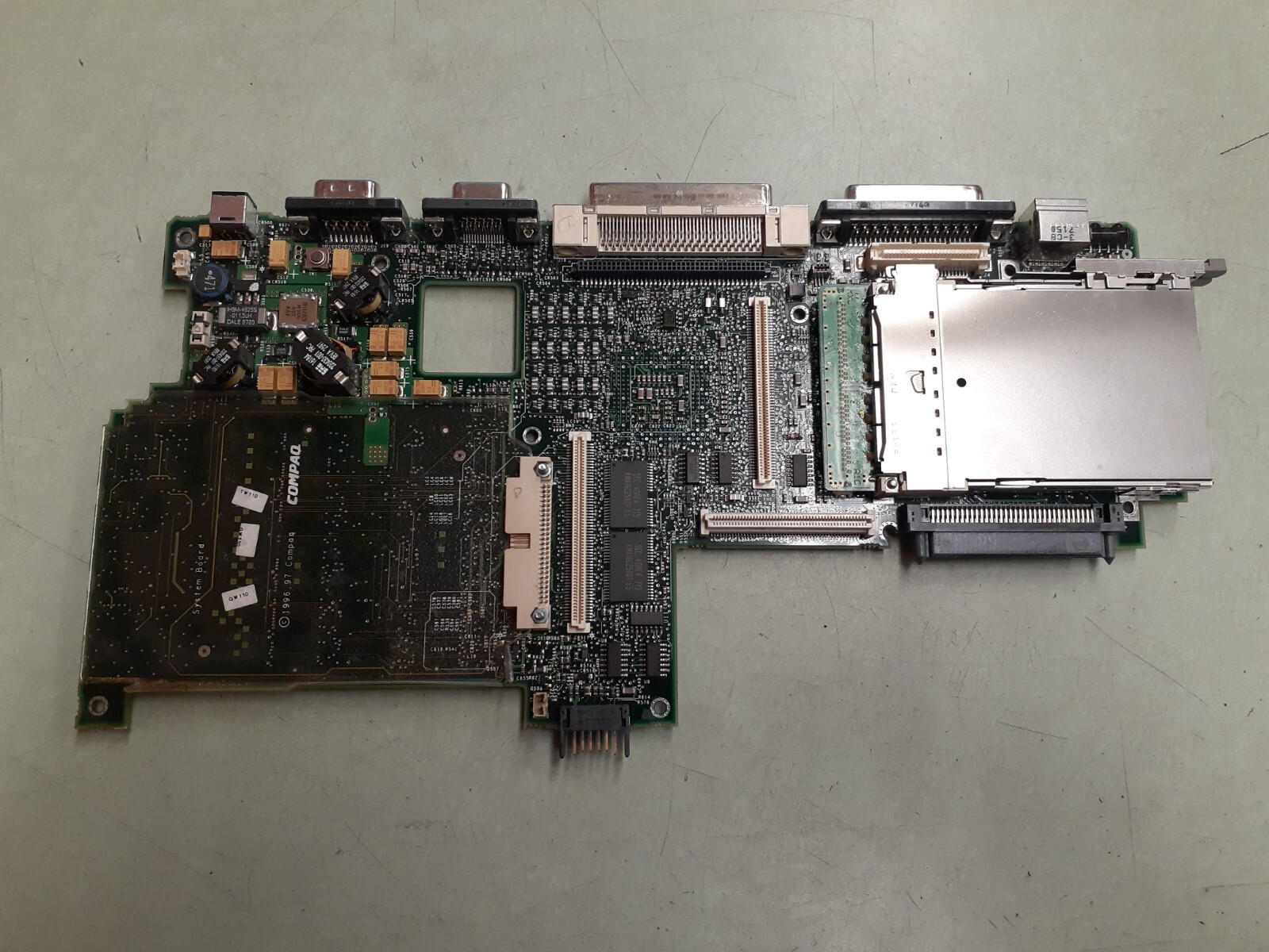 COMPAQ 247724-001 Motherboard REV 0T + Memory