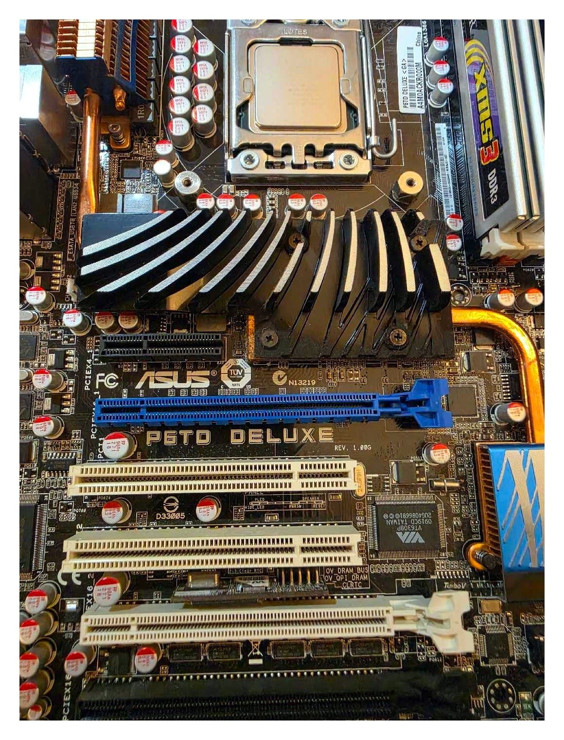ASUS P6TD Deluxe X58 LGA1366 + I/O Shield + 12GB Corsair DDR3 6x2GB